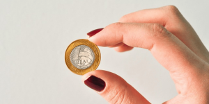 IPC-S desacelera para 0,90% na terceira quadrissemana de abril, com alívio em alimentação