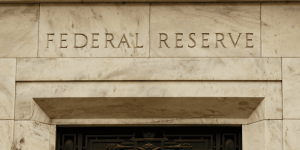 Fed mantém juros estáveis e reforça cautela diante de incertezas inflacionárias