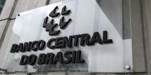 BC alerta para efeitos indiretos de choques de petróleo e diz que poderá reagir “com firmeza”